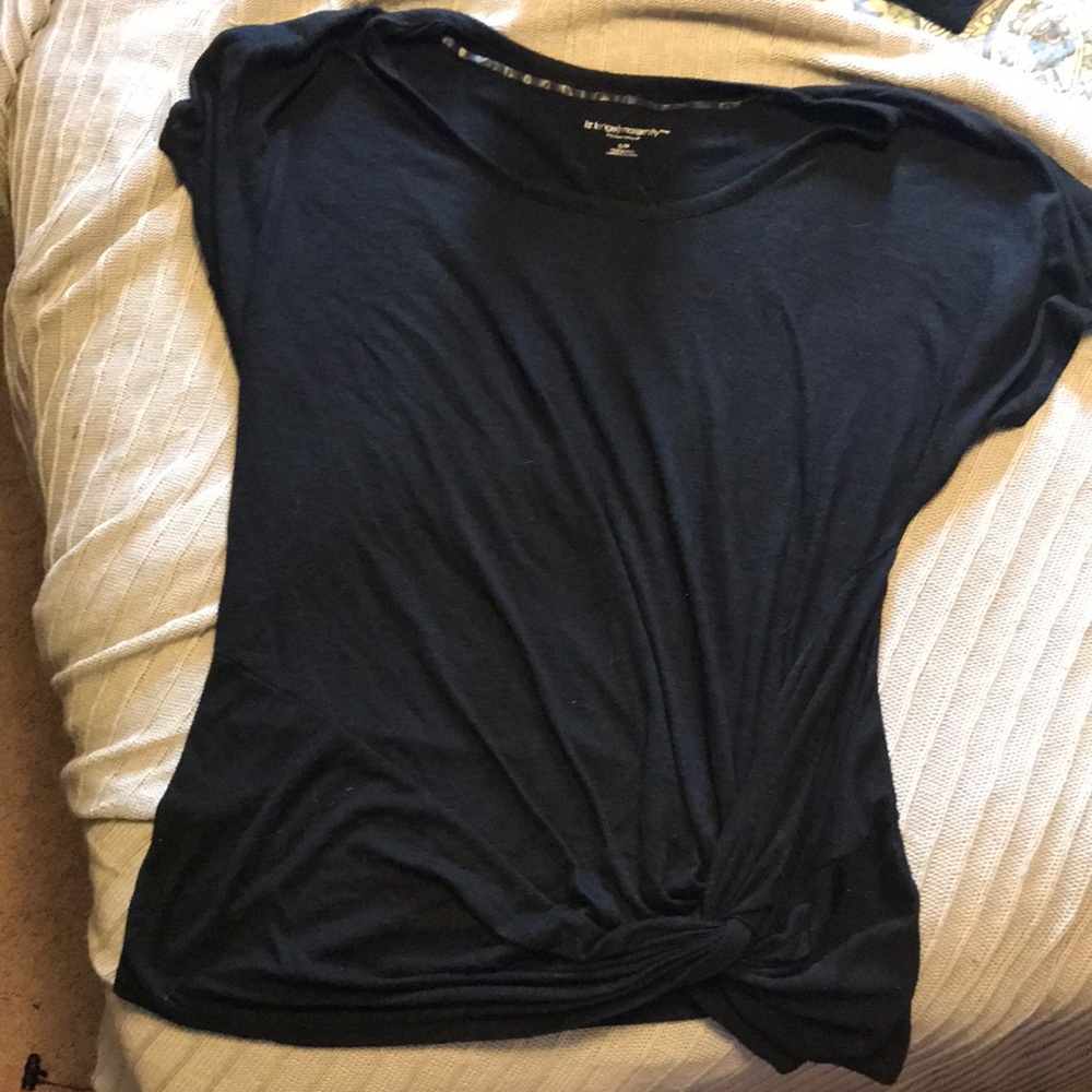 Knotted maternity shirt